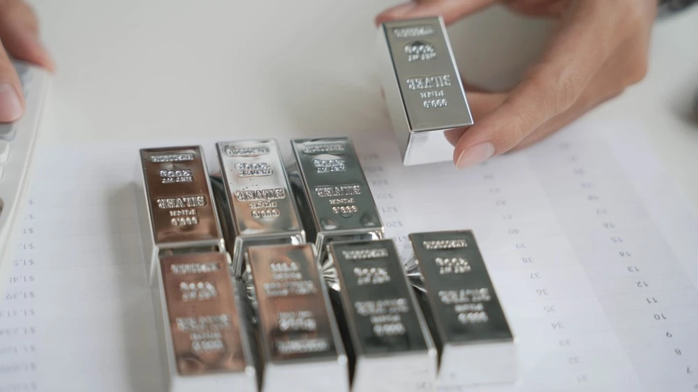 Стоимость серебра впервые превысила $100 за тройскую унцию / Фото: Shutterstock.com/Seacalm