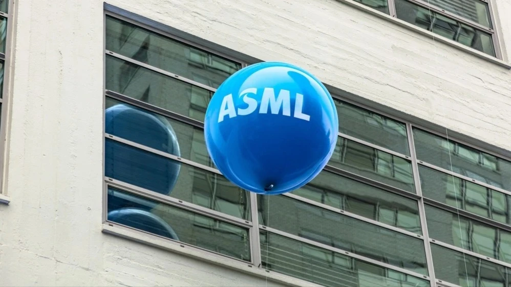 Рекордный портфель заказов ASML показал, что пузырь на рынке ИИ — даже если он существует — пока не собирается лопаться / Фото: PixelBiss/Shutterstock.com