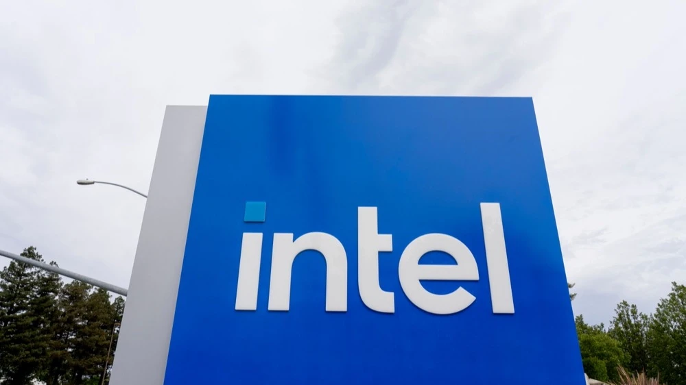 Intels CFO bought shares after the collapse, supporting the market / Photo: JHVEPhoto / Shutterstock