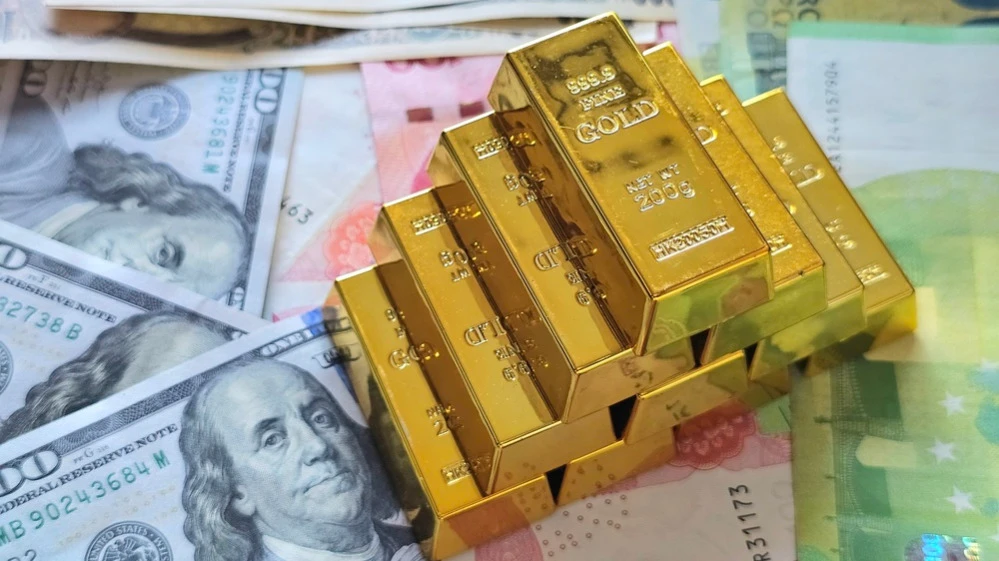 The strengthening of the dollar led to a correction in the price of gold / Photo: somkanae sawatdinak / Shutterstock.com