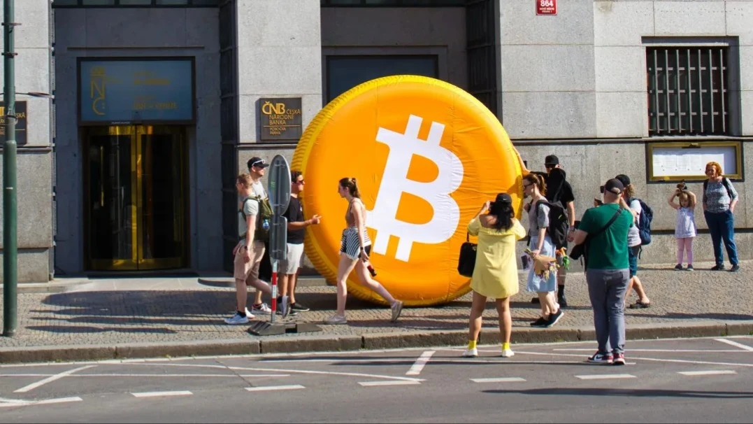 Crypto traders liquidated cryptocurrency growth bets totaling $1.57 billion in a single day / Photo: xlup/Shutterstock.com