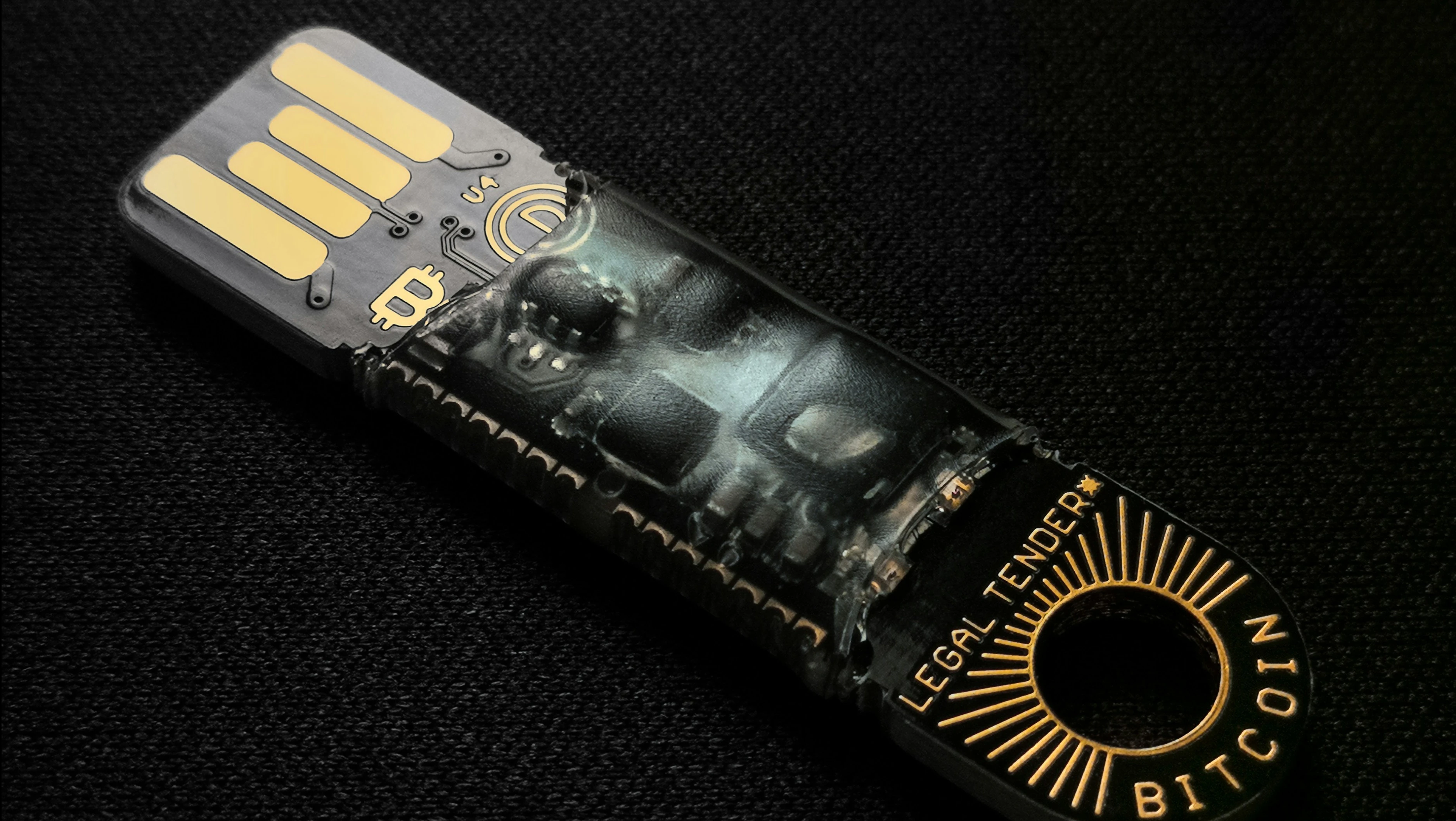 gold is rapidly becoming closer to bitcoin in terms of market risks / Photo: Simon dropin16 / Unsplash.com