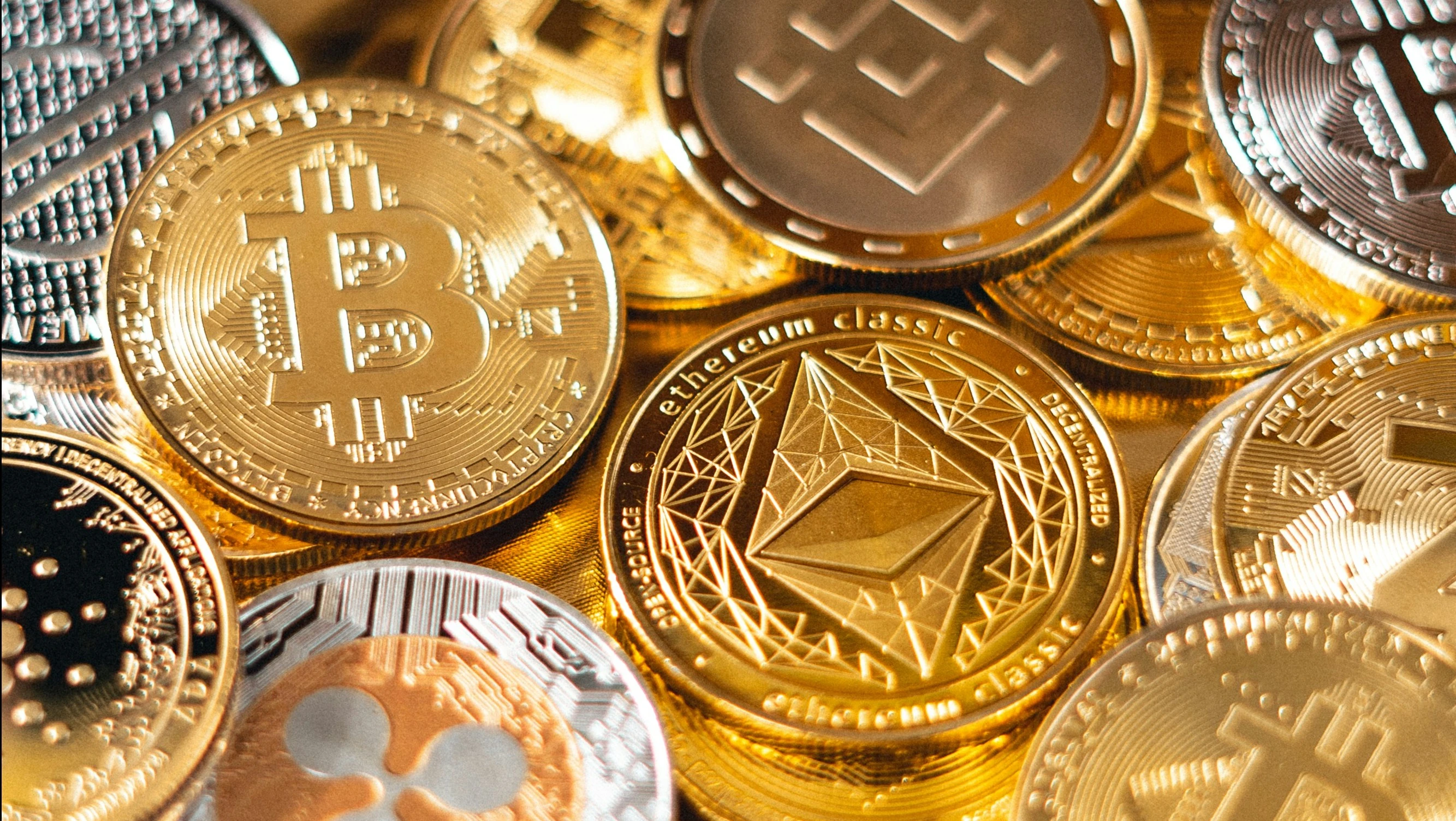 В случае дальнейшего падения цен на золото и криптовалюты держателям USDT стоит задуматься о сохранности своих активов, считает Алексей Третьяков. Фото: Art Rachen / Unsplash.com