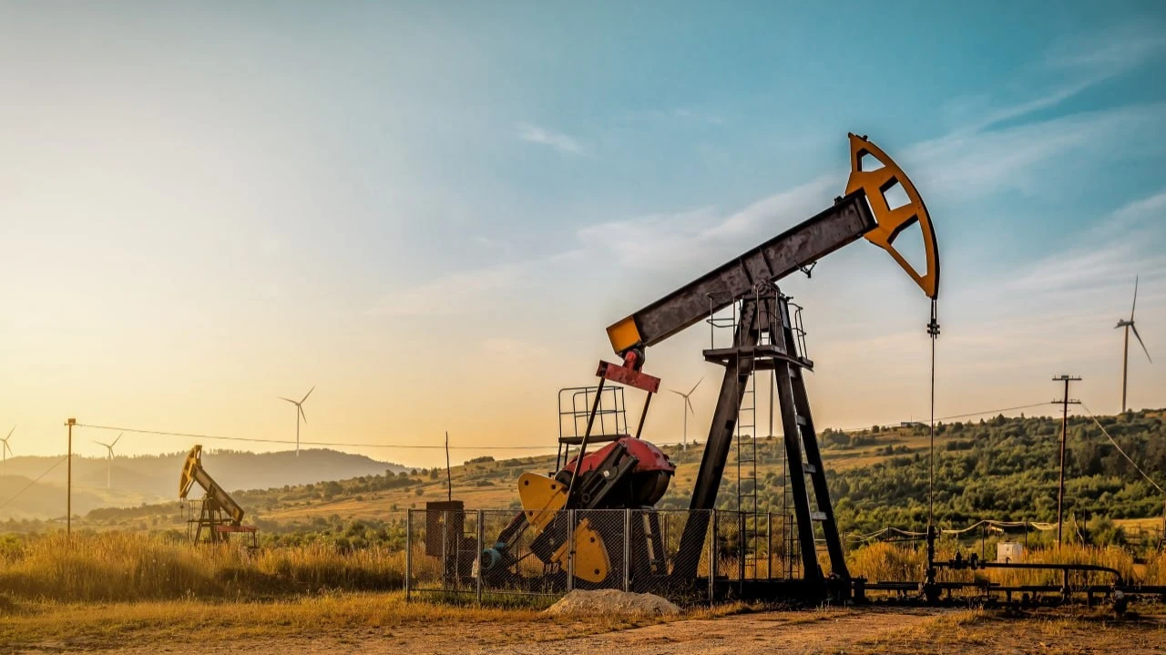 Цены на нефть повысились после сообщения о срыве переговоров между США и Ираном / Фото: Vova Shevchuk / Shutterstock.com