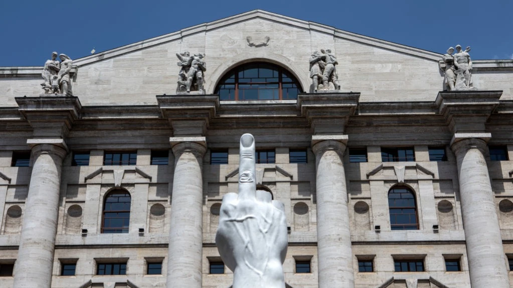 По данным Morning Star, европейский технологический сектор по сравнению с американскими техгигантами в 2025 году оставался ближе к справедливой оценке и не выглядел столь перегретым / Фото: Миланская фондовая биржа — Emanuele Cremaschi/Getty Images