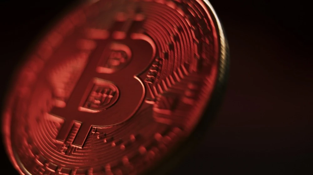 Bitcoin has already lost almost half of its value since its peak last year / Photo: Shutterstock.com