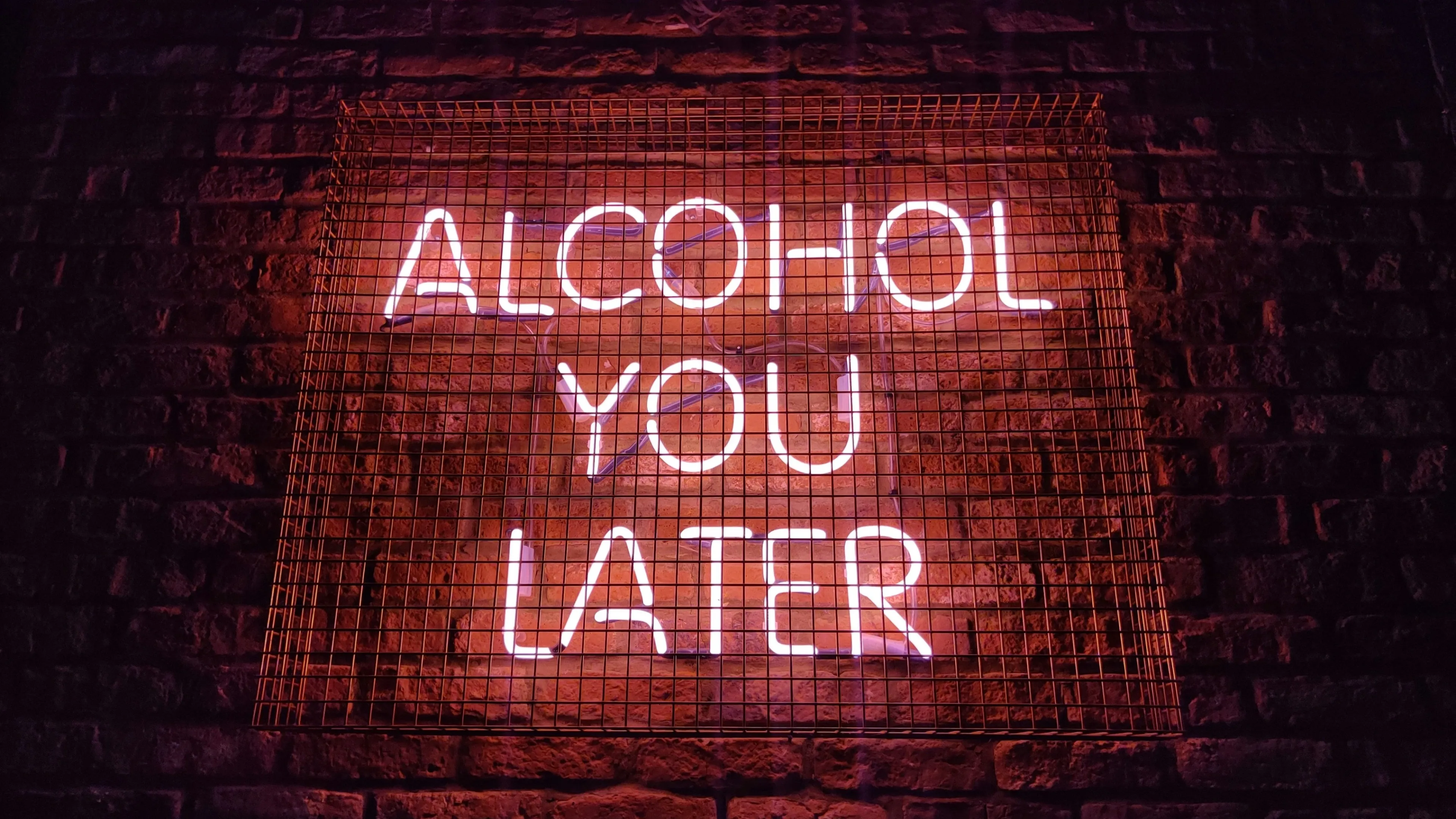 Alcohol producers are facing a change in consumer habits: people have started to drink less and increasingly choose low-alcohol or non-alcoholic drinks. Photo: Mahesh Patel / Unsplash