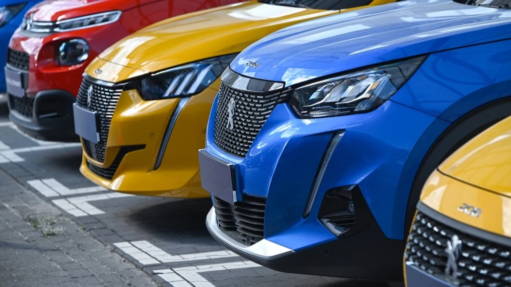 Автопроизводитель списал примерно в $26,5 млрд из-за сокращения масштабов производства электромобилей / Фото: meowKa / Shutterstock