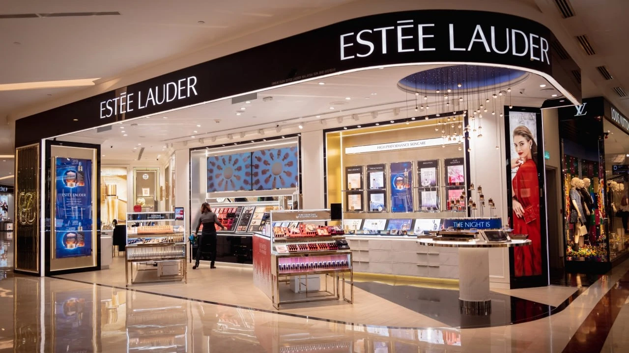 После падения Estée Lauder аналитики рынка советует покупать ее акции / Фото: Roman Zaiets / Shutterstock.com