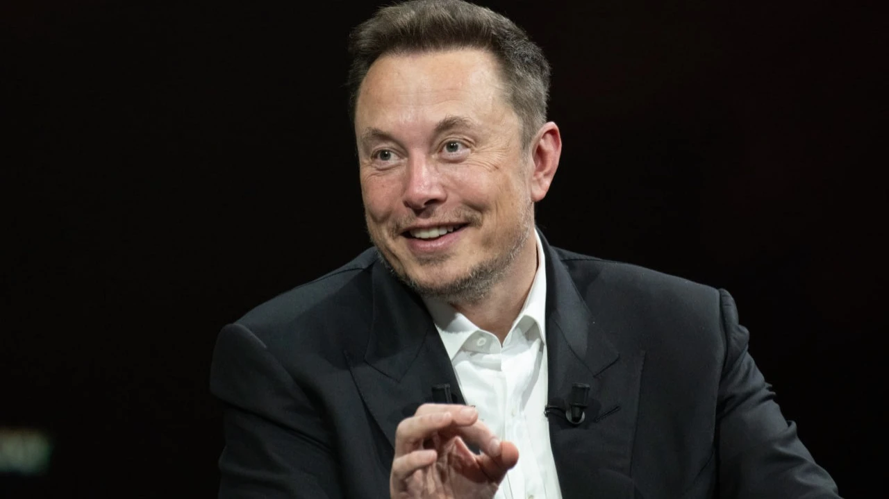 Илон Маск заявил, что SpaceX сосредоточилась на создании «саморазвивающегося города» на Луне / Фото: Frederic Legrand - COMEO / Shutterstock.com