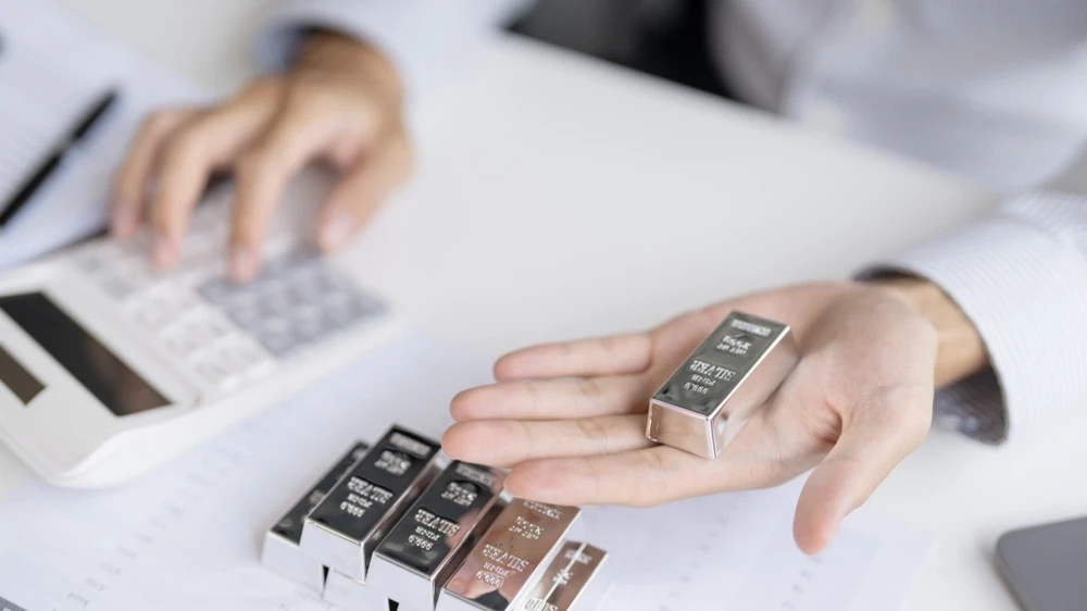 В день, когда цена на серебро обвалилась на 27% инвесторы вложили в него более $100 млн / Фото: Lee Charlie / Shutterstock.com