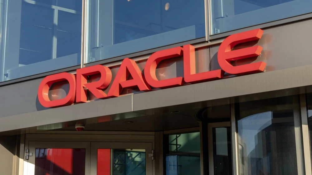 DA Davidson повысил рекомендацию по Oracle до «покупать» на фоне, как ему кажется, снижения рисков вокруг OpenAI / Фото: PixelBiss / Shutterstock