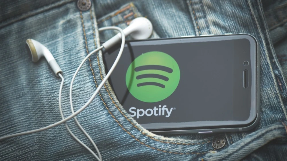 Предновогодняя кампания Wrapped в соцсетях позволила Spotify привлечь рекордное число новых пользователей в прошлом квартале / Фото: michelangeloop / Shutterstock