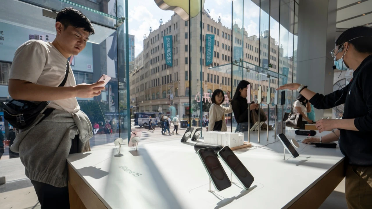 iPhone оказался единственной линейкой смартфонов, которые показали рост продаж в Китае в январе / Фото: Tada Images / Shutterstock.com