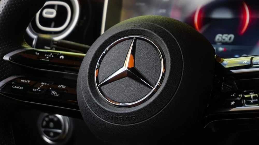 Mercedes-Benz profits more than halve amid duty hikes / Photo: JustPhotos22 / Shutterstock