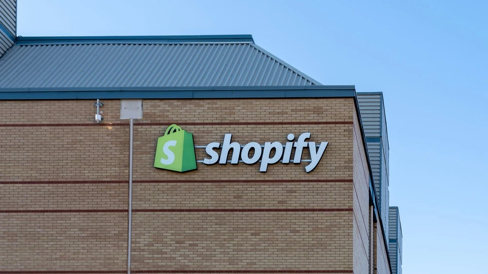 Shopifys shares fell amid a general decline in Americas stock market, but analysts see upside potential of up to 34% / Photo: JHVEPhoto / Shutterstock