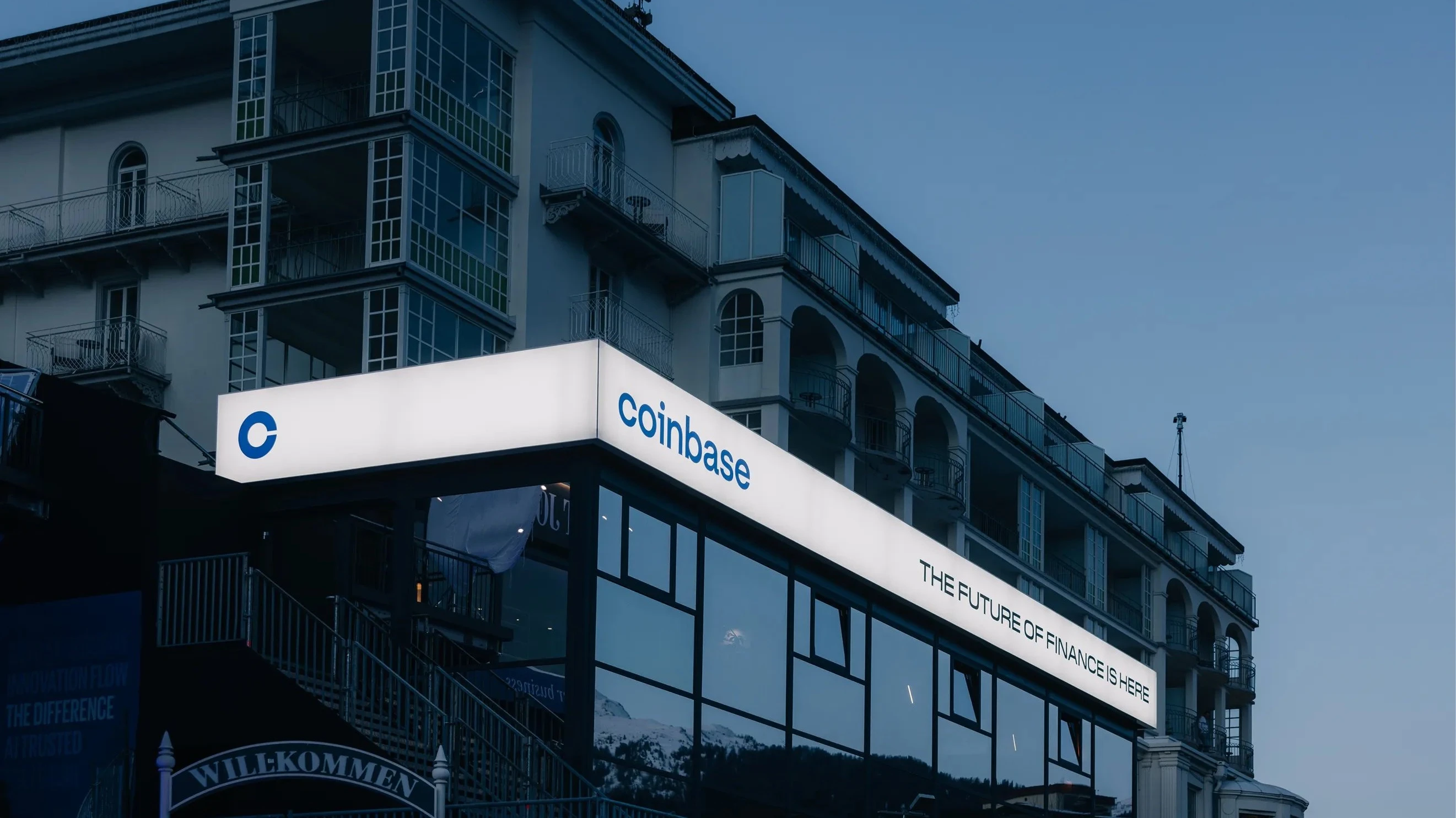 Investmentboutique Monness, Crespi, Hardt &amp; Co. downgraded its recommendation on Coinbase shares from Buy to Sell / Photo: Shutterstock.com