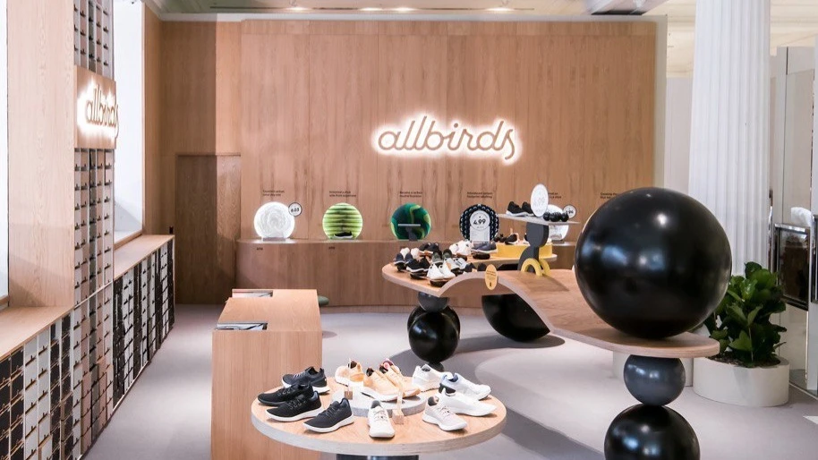 Allbirds решила сосредоточиться на онлайн-торговле и партнерских программах дистрибуции, сохранив два аутлета в США и два собственных магазина в Лондоне / Фото: Facebook / Allbirds