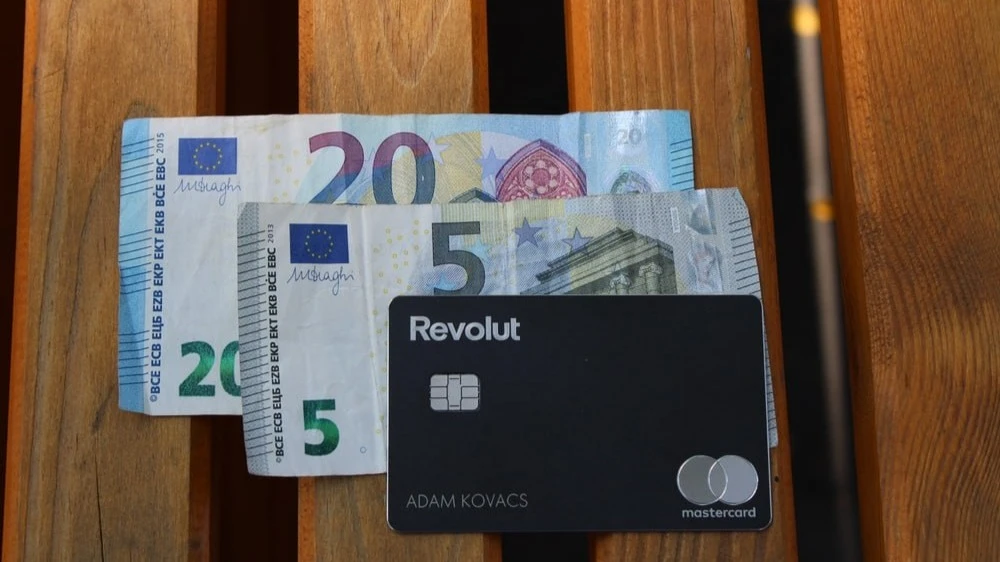 Даже небольшая, менее €100, старая транзакция, связанная с Россией, может грозить клиенту закрытием счета / Фото: Adam Kovacs / Shutterstock.com