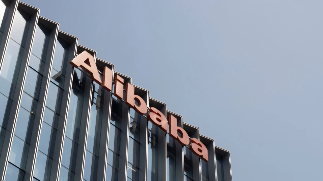Акции Alibaba возглавили распродажу в Китае, после того как Пентагон включил некоторые из крупнейших компаний страны в список фирм, содействующих военным / Фото: Tada Images / Shutterstock.com