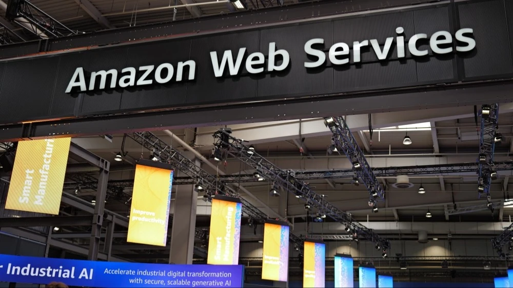 Акции Amazon рухнули в феврале после прогноза о резком росте капитальных затрат на ИИ / Фото: Shutterstock.com