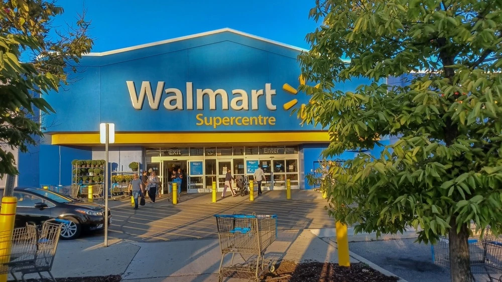 Walmart впервые уступил лидерство Amazon по размеру выручки / Фото: Shutterstock.com/ACHPF