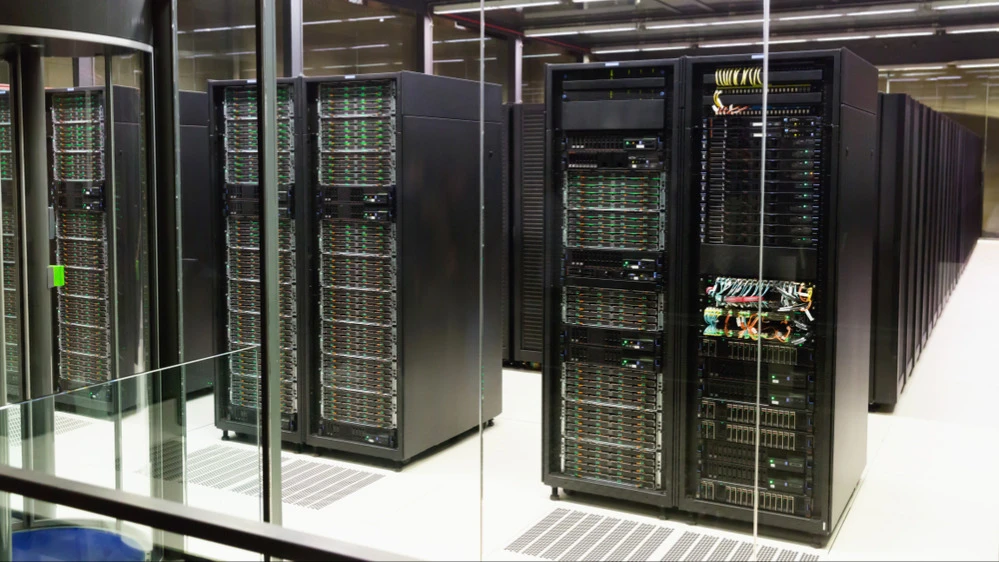 Владельцы крупных дата-центров не сообщают в отчетности обо всех запланированных расходах / Фото: BearFotos / Shutterstock.com
