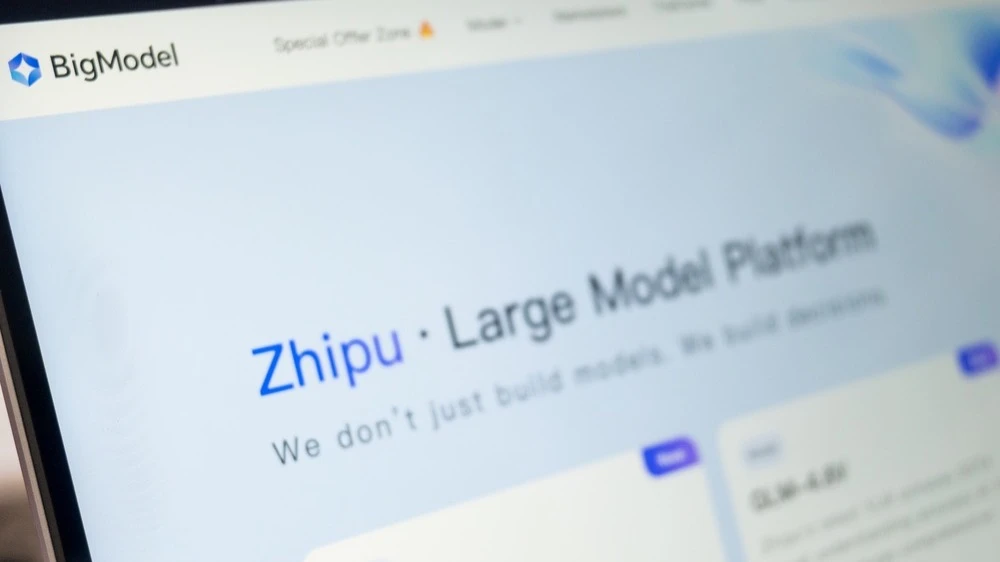 Компанию Knowledge Atlas, известную как Zhipu, называют китайским аналогом OpenAI. В январе ее акции начали торговаться в Гонконге, сейчас котировки в пять раз выше цены размещения. Фото: agustin.photo / Shutterstock.com