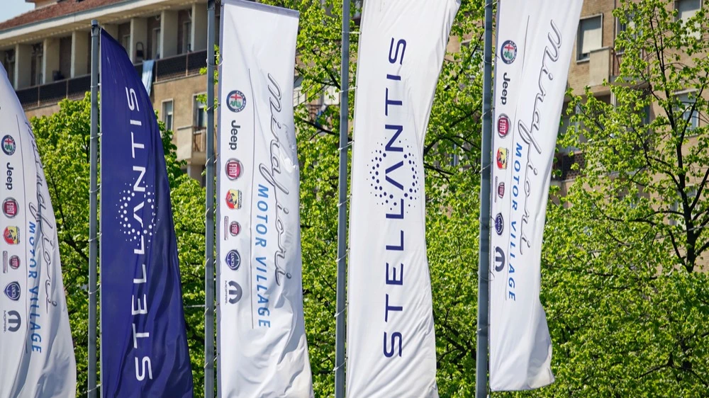 В 2026 году Stellantis надеется вернуться к положительной операционной марже / Фото: MikeDotta/Shutterstock.com