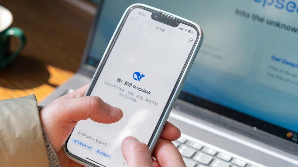 Рынок ждет выхода новой флагманской модели DeepSeek в ближайшее время / Фото: TerryJin / Shutterstock.com