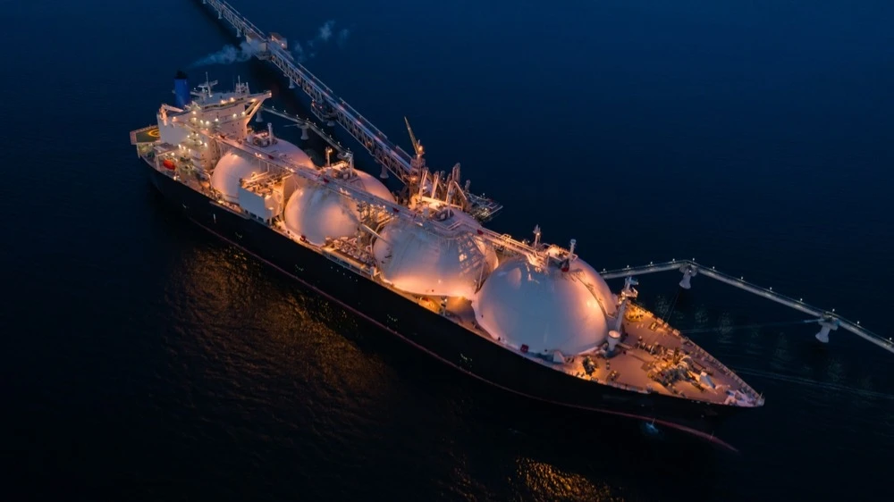 The conflict over Iran has frozen debt deals in Europe and boosted commodities and gold / Photo: Evgenii Bakhchev / Shutterstock