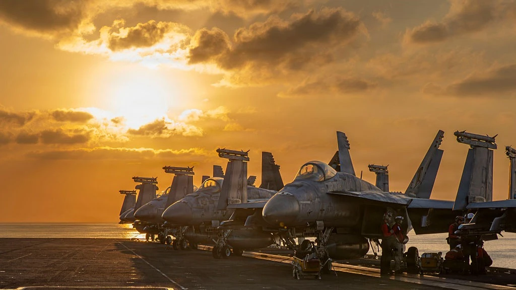 После геополитических потрясений цены на нефть, золото и акции часто взлетают в первые дни торгов, но обычно нормализуются в течение нескольких недель, даже во время затяжных войн — Yahoo Finance. Фото: U.S. Navy via Getty Images