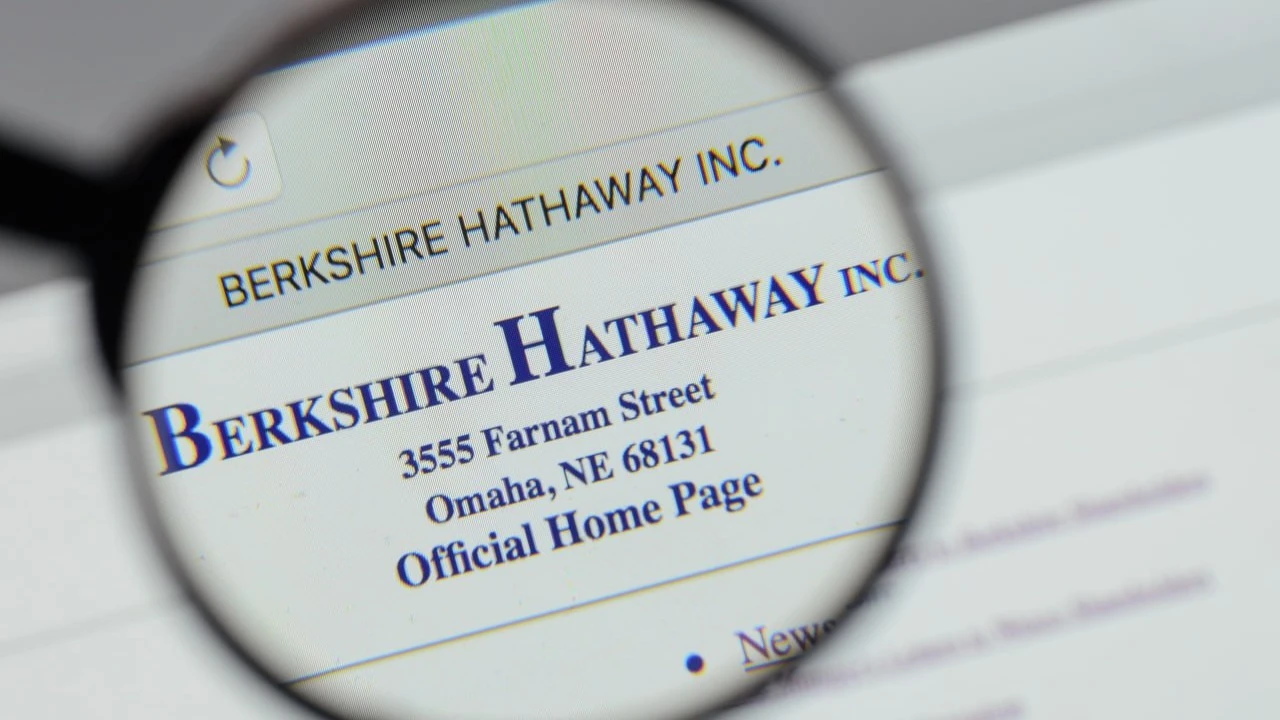 Berkshire Hathaway впервые с 2024 года объявила об обратном выкупе акций / Фото: Casimiro PT / Shutterstock.com