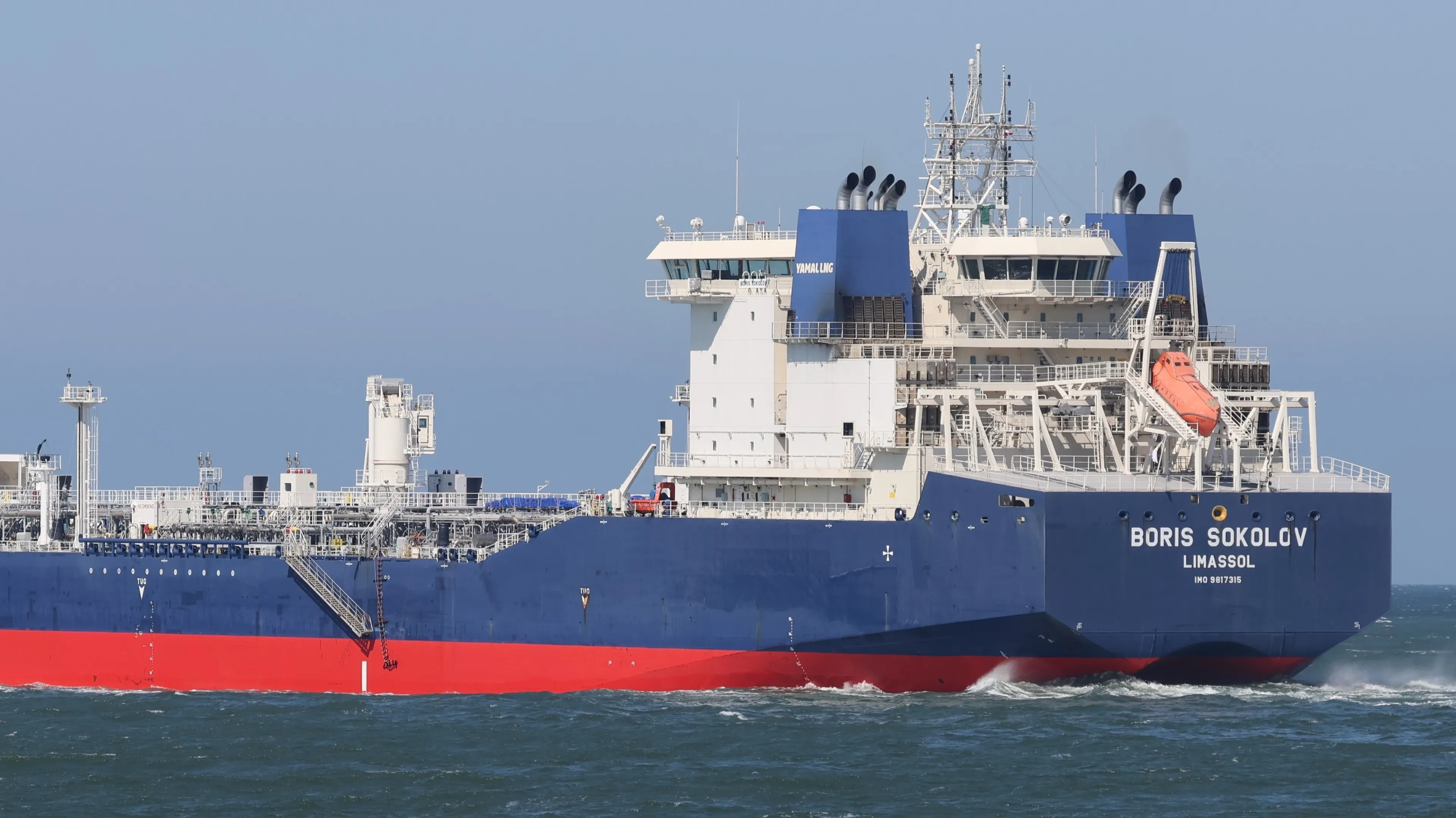 The US Treasury Department has authorized India to buy oil from Russia that is already on ships at sea / Photo: MartinLueke/Shutterstock.com