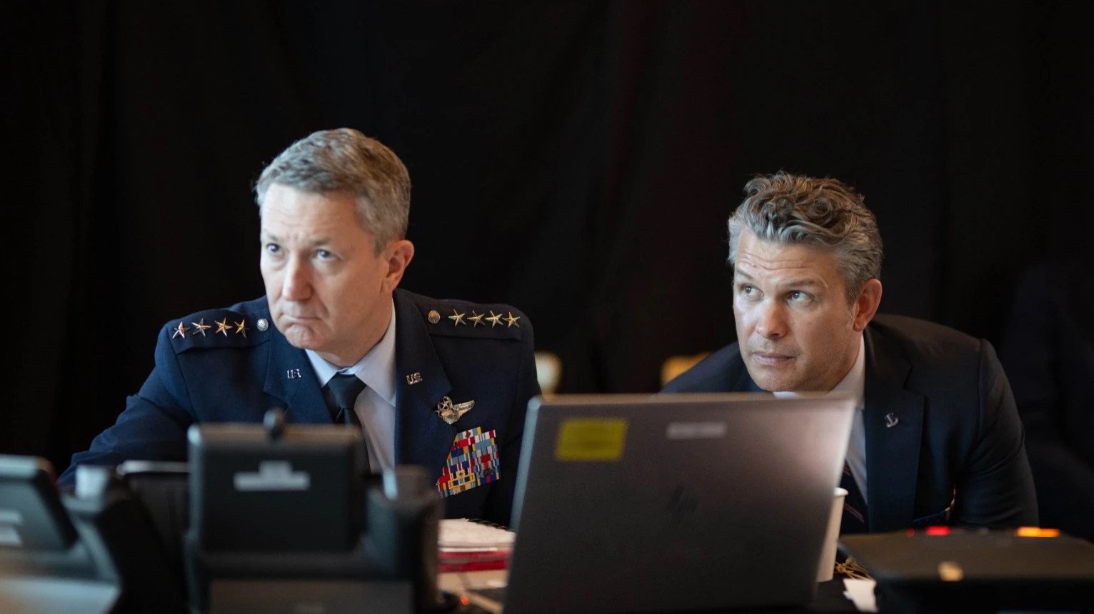 Конфликт Пентагона (на фото слева — глава Минобороны США Пит Хегсет) с Anthropic случился из-за отказа этого разработчика предоставить полный доступ к своей ИИ-модели. Фото: The White House