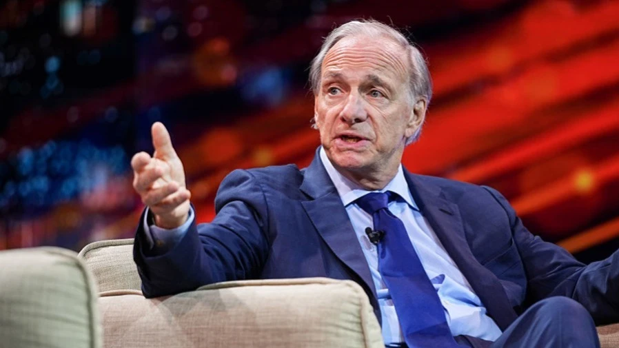 Далио предпочитает защитить портфель золотом несмотря на то, что оно несет потери на фоне войны / Photo by Amal Alhasan/Getty Images for Fortune Media)