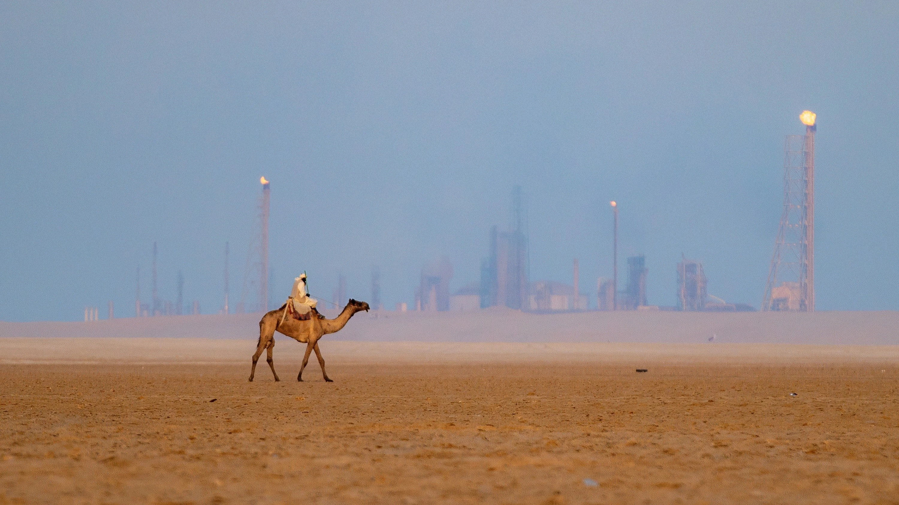 Saudi Arabia may cut oil production due to rapid filling of storage facilities / Photo: fornaxstock / Shutterstock.com
