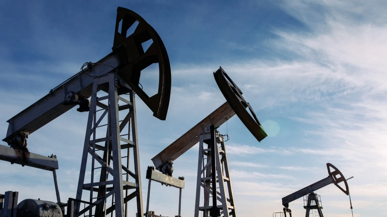 Цены на нефть в начале торгов дорожали на 30% / Фото: Andronov86 / Shutterstock.com