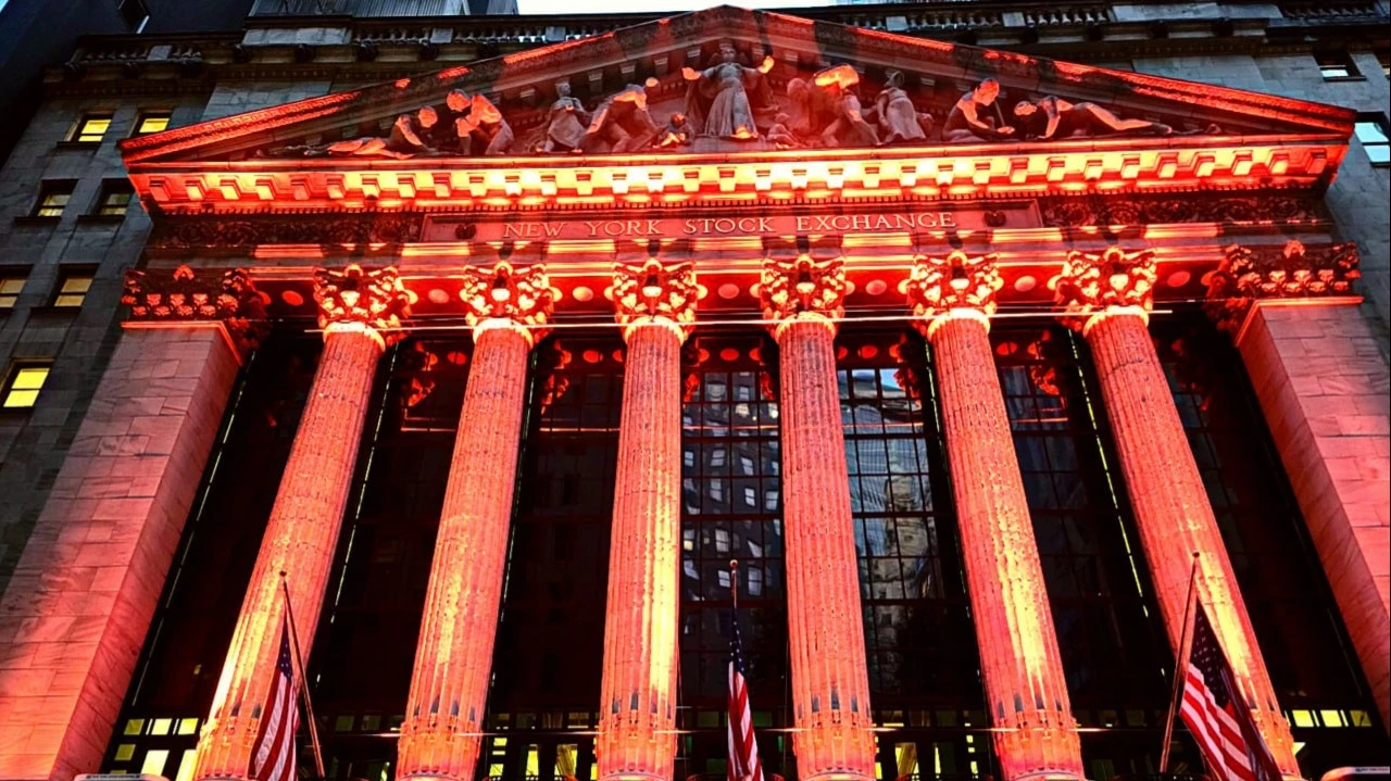 Из-за резкого роста цен на нефть 9 марта обвалились рынки Азии, Европы и США. Индекс Dow Jones на открытии упал на 566 пунктов, или на 1,2% — это самое большое падение за год.  Фото: X / NYSE