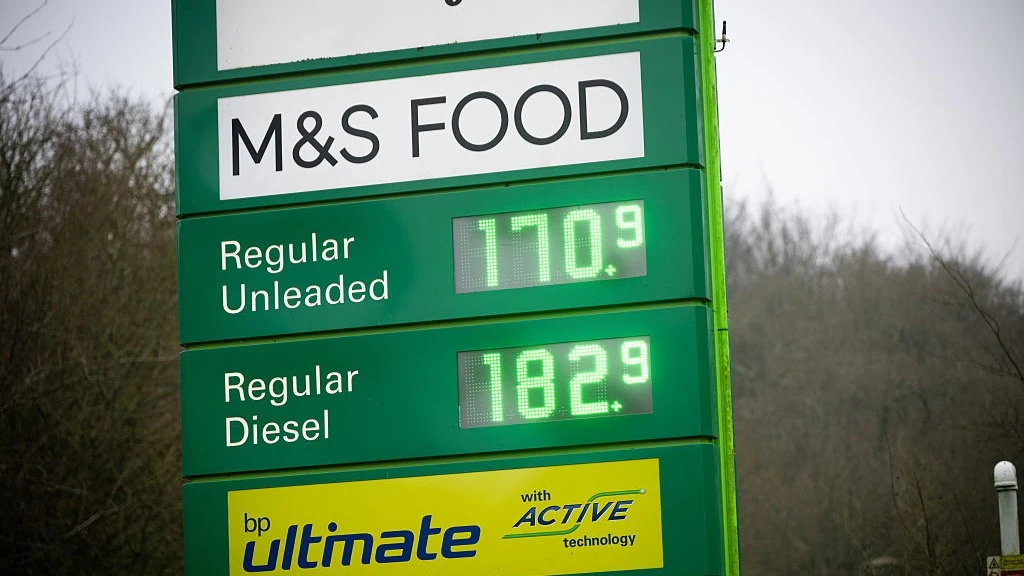 Стоимость литра 95-го бензина в Великобритании с начала войны выросла на четверть. Фото: Finnbarr Webster/Getty Images