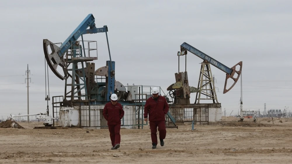 Война на Ближнем Востоке привела к волатильности на нефтяном рынке, что является негативным фактором для экономики Казахстана / Фото: Pavel Mikheyev / Shutterstock.com