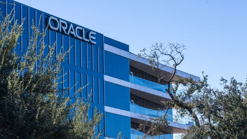 Oracle shares are under pressure amid controversy over AI spending / Photo: Steve Heap / Shutterstock