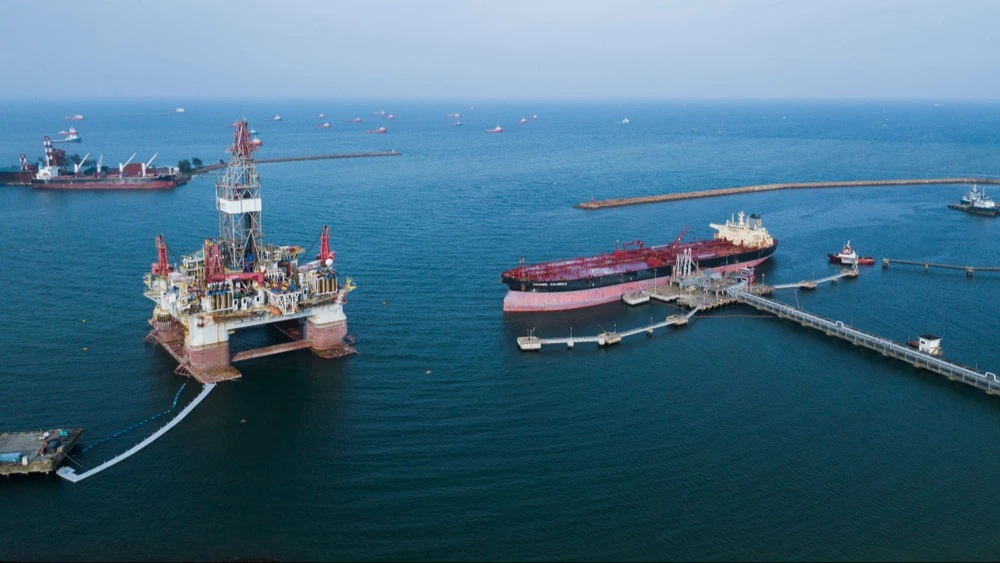 Объем выпавших из-за войны в Иране экспортных поставок нефти и нефтепродуктов из Персидского залива достиг 14,5 млн баррелей в сутки / Фото: pijie_mhar / Shutterstock.com