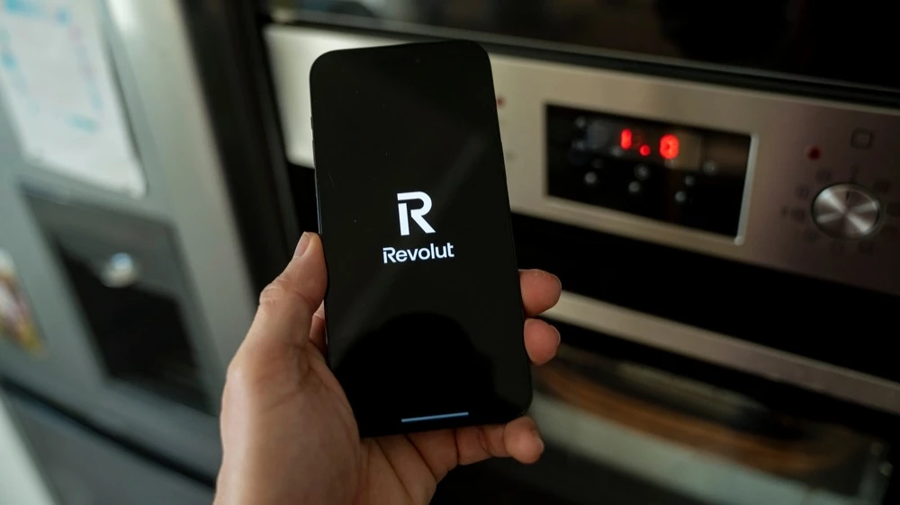 Revolut получил полноценную банковскую лицензию в Великобритании и запускает банк / Фото: Varga Jozsef Zoltan / Shutterstock