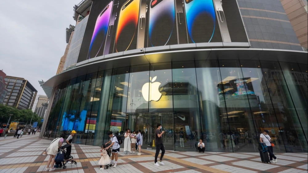 Apple планирует представить складной iPhone осенью / Фото: Tada Images / Shutterstock.com