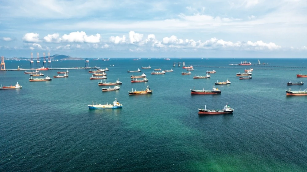 По словам президента Франции Эмманюэля Макрона, объем в 400 млн баррелей эквивалентен примерно 20 дням поставок, проходящих через Ормузский пролив в мирное время / Фото: Sunday Stock/Shutterstock.com