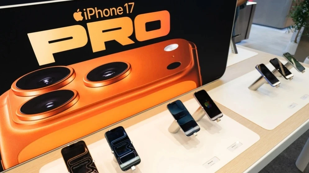 The strong demand for the iPhone 17 allows Apple to generate tremendous cash flow, states Dan Ives of Wedbush / Photo: Wongsakorn 2468/Shutterstock.com