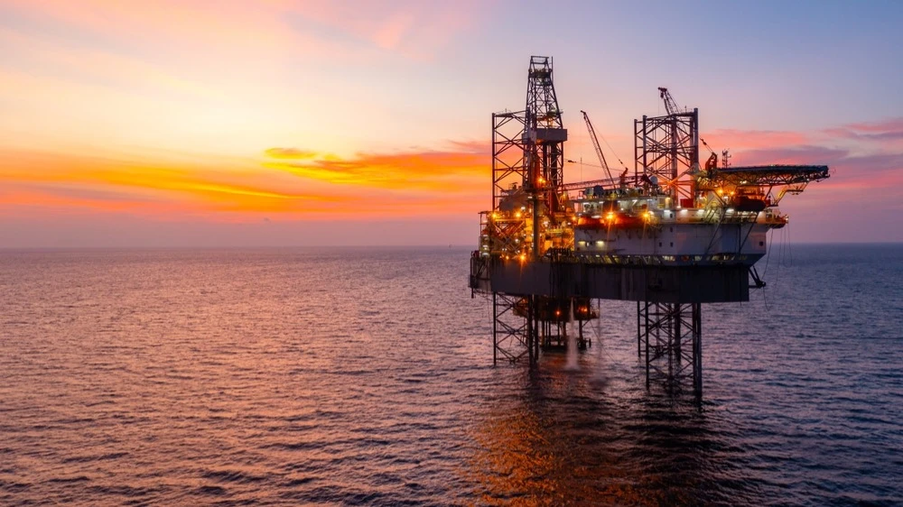 Акции нефтяных компаний начали догонять рост нефти на фоне войны / Фото: Shutterstock.com/James Jones Jr.