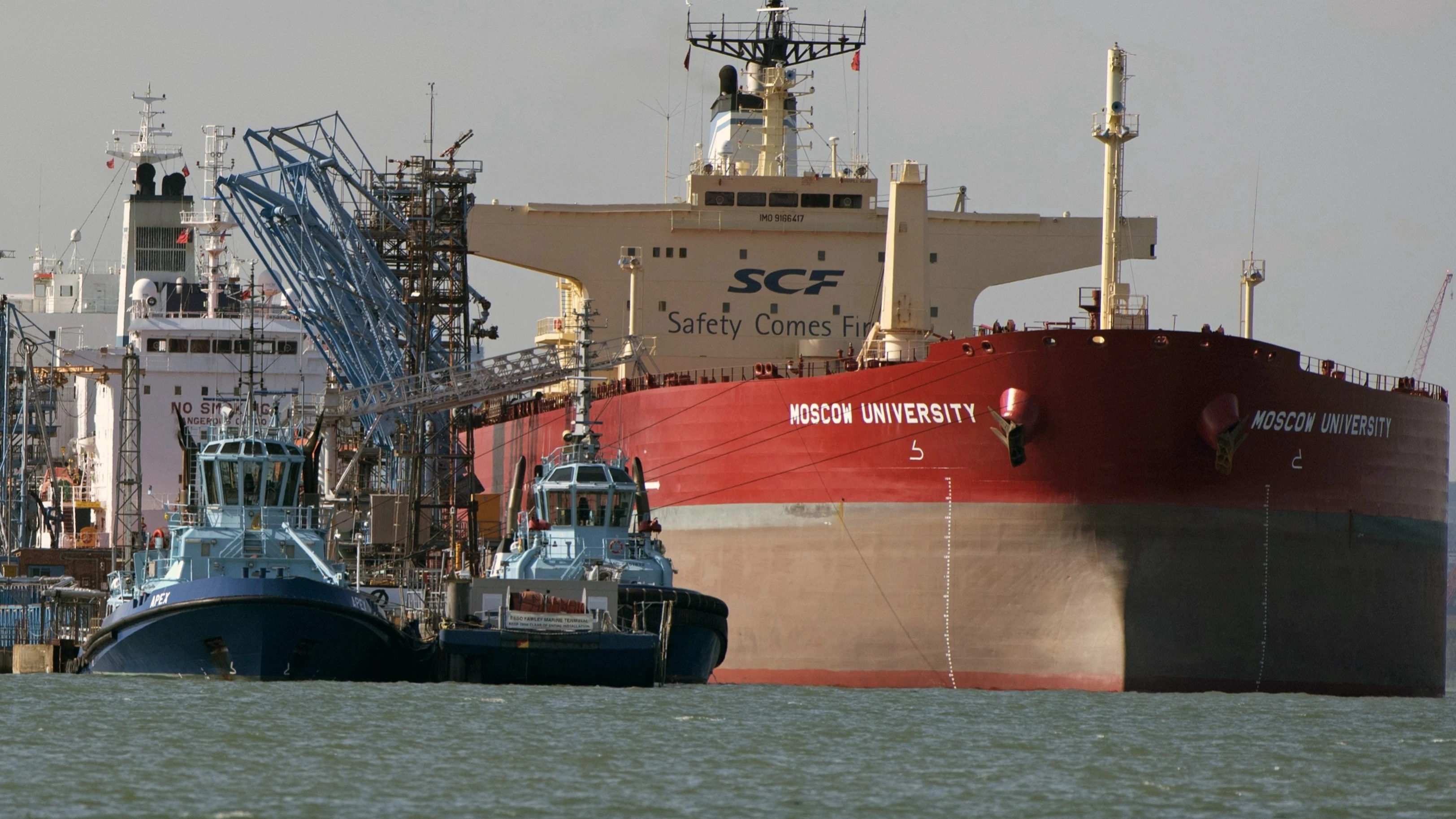 По данным Fox News, на танкерах в море сейчас находится 124 млн баррелей нефти и нефтепродуктов российского происхождения / Фото: Peter Titmuss / Shutterstock.com