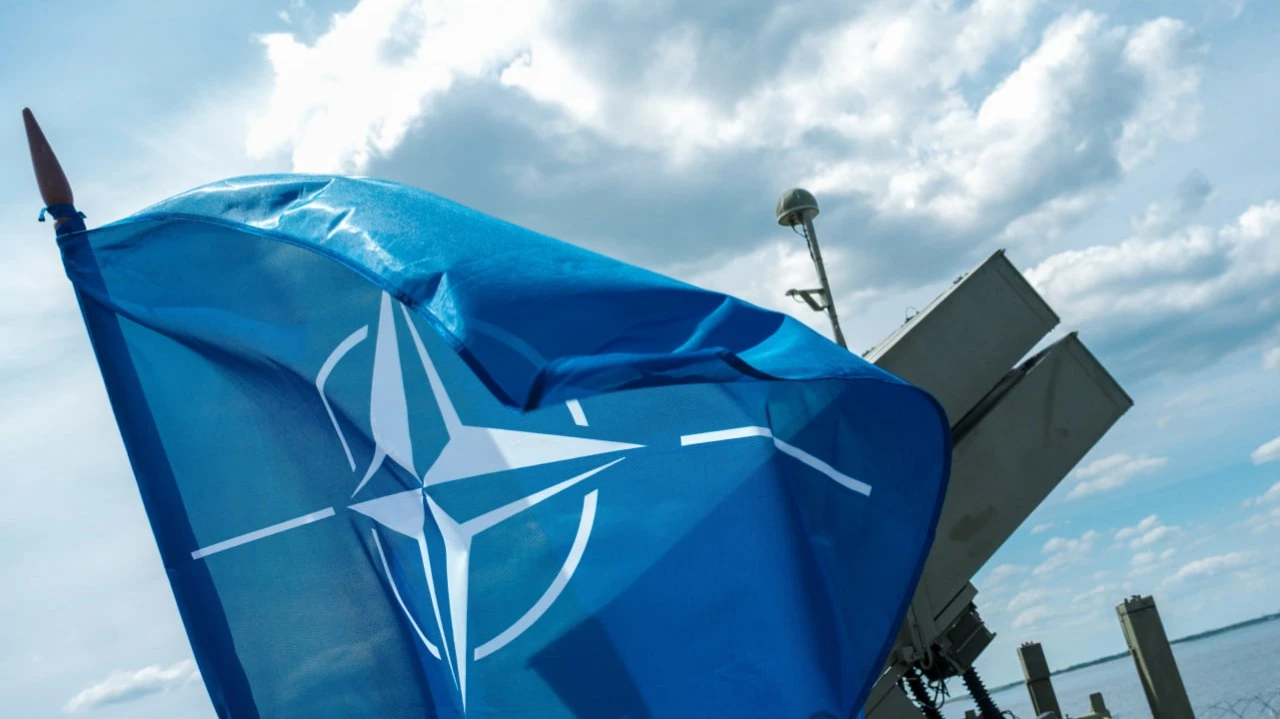 Ракета, запущенная из Ирана, была нейтрализована средствами ПВО и противоракетной обороны НАТО в Восточном Средиземноморье / Фото: Karlis Dambrans / Shutterstock.com